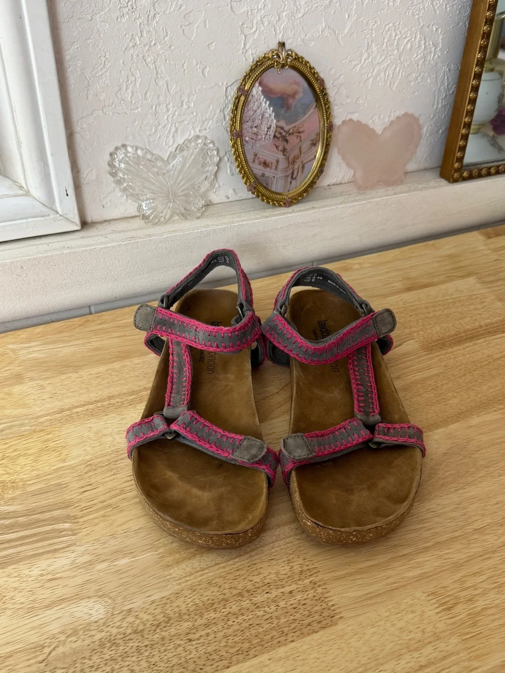 Cute Laidback London Pink Gray Leather T-Strap Sandals EU 42 Boho Y2K Comfort